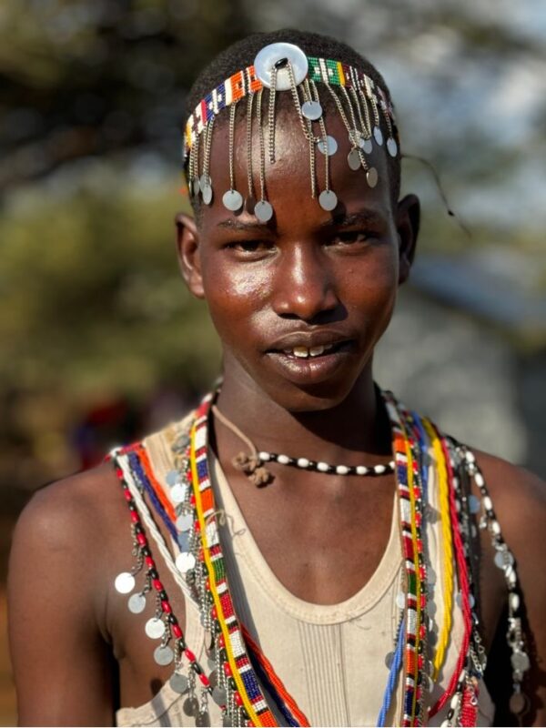 Junger Massai mit Perlen und Stolz - 45 x 60 cm